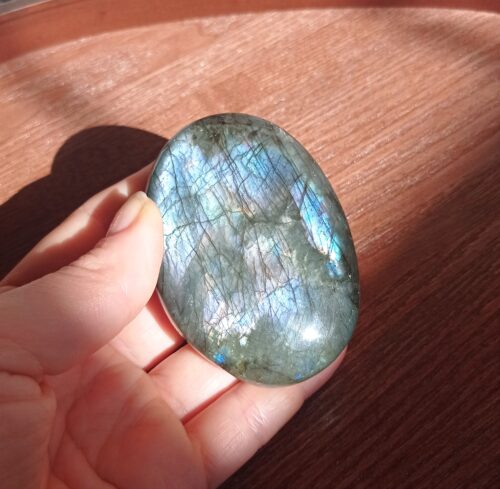 Gros galet Labradorite multicolore (violette)