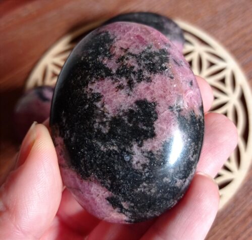 Gros galet Rhodonite