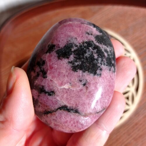 Gros galet Rhodonite - Image 2