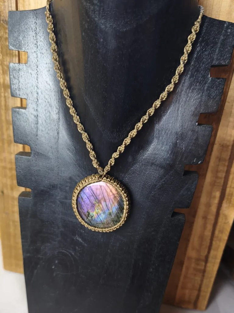Collier torsadé — Labradorite violette ronde
