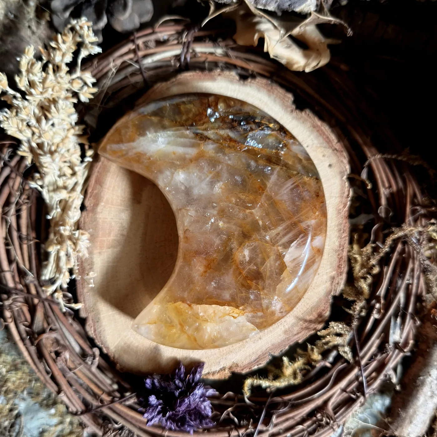 Lune en pierre — N°73 — Quartz hématoïde jaune — 135 g