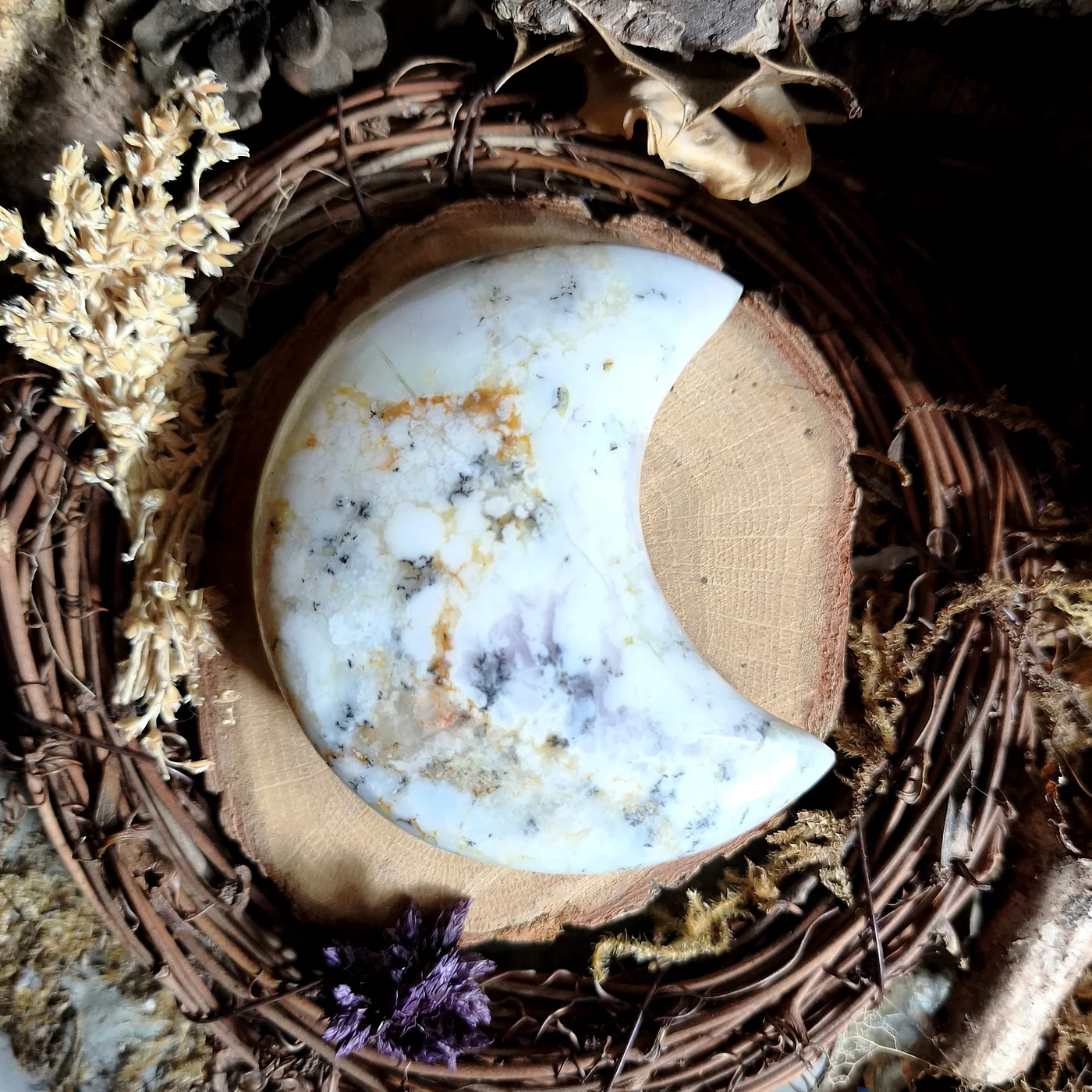 Lune en pierre — N°78 — Merlinite — 140 g